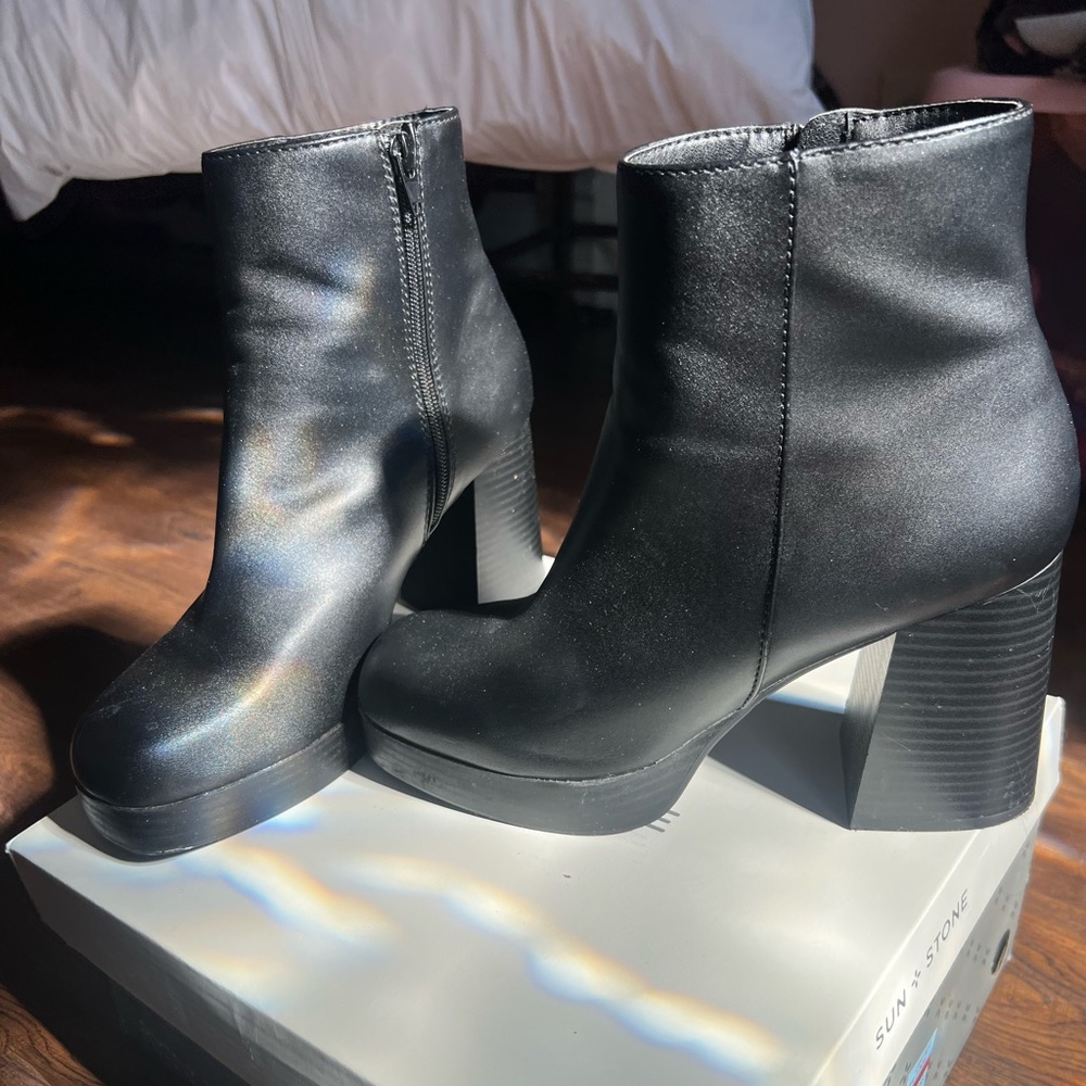 Beautiful ankle boots, semi new, I only wore them once
